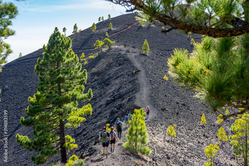 Obraz na płótnie La Palma: Wanderung auf der Ruta de los Volcanes - Wandergruppe auf dem Weg zum