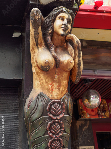 Obraz na płótnie Quarter St. Pauli, wooden statue of a mermaid, Hamburg, Germany w salonie