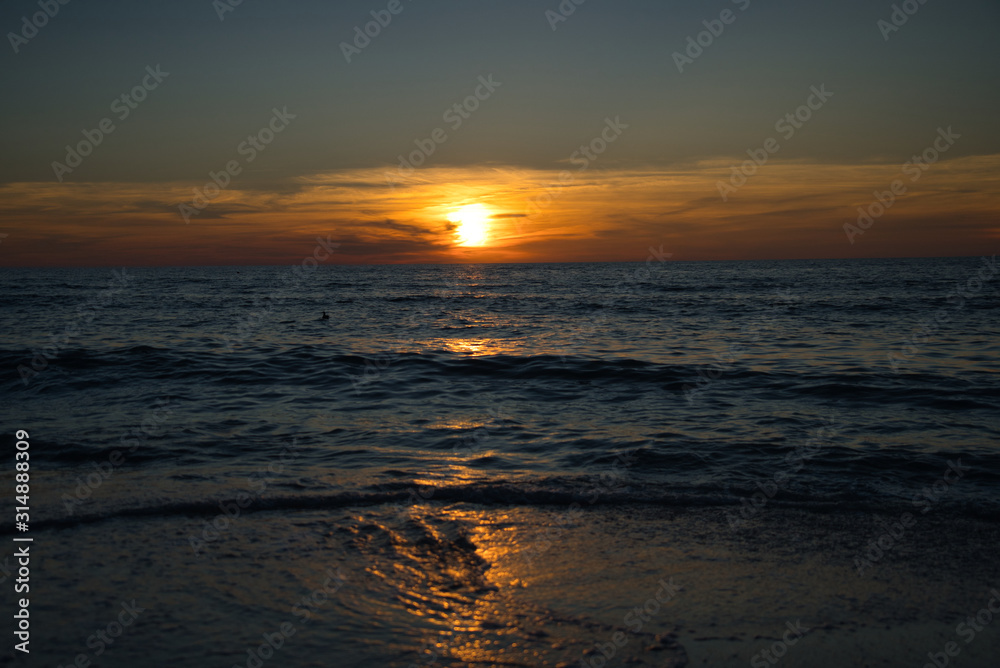 Romantischer Sonnenuntergang am Meer mit Horizont und Möven