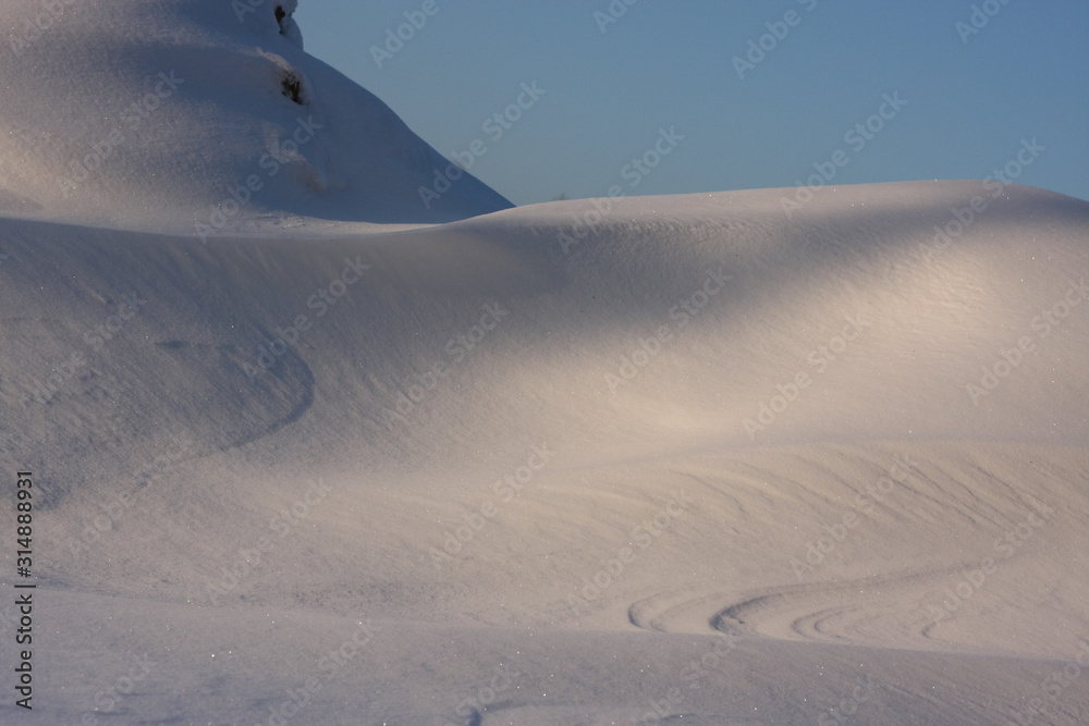 Schneebedeckte Winterlandschaft durch starke Schneefälle in Winterparadies und Wintersportgebiet verzaubert für Skifahren, Snowboarden und Skilanglauf als Wintersport und Winterurlaub