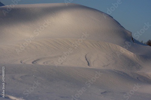 Schneebedeckte Winterlandschaft durch starke Schneefälle in Winterparadies und Wintersportgebiet verzaubert für Skifahren, Snowboarden und Skilanglauf als Wintersport und Winterurlaub