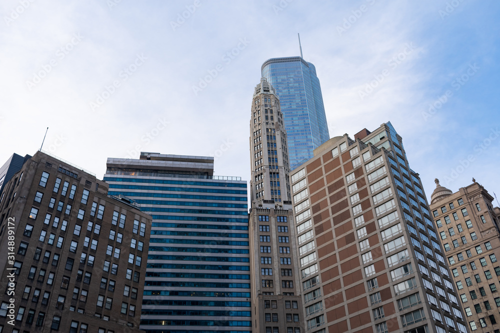 Naklejka premium Looking up at a Variety of Skyscrapers in Downtown Chicago