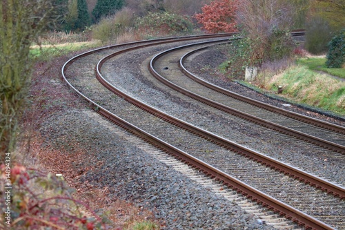 Eisenbahn mit zwei Gleisen und Kurve