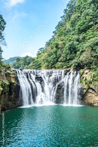 Shihfen Waterfall, Fifteen meters tall and 30 meters wide, It is the largest curtain-type waterfall in Taiwan