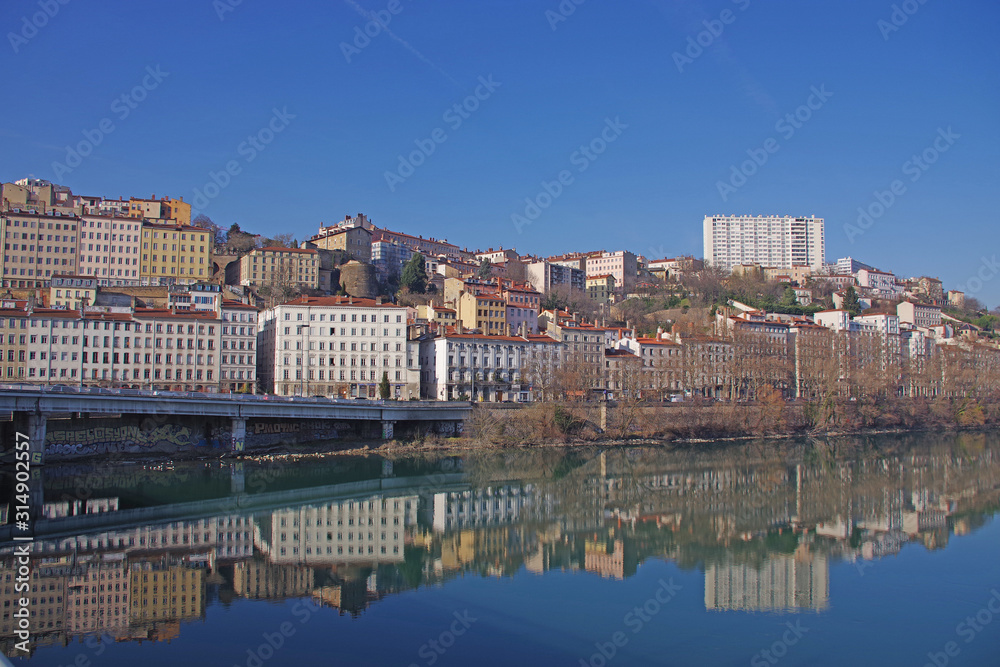 Lyon, la Croix Rousse vue des quais du Rhône