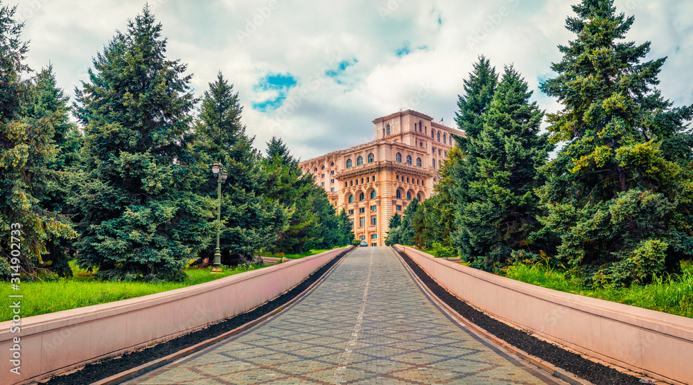 Obraz premium Splendid summer view of Palace of the Parliament. Captivating morning cityscape of Bucharest city - capital of Transylvania, romaninan, Romania, Europe. Traveling concept background.