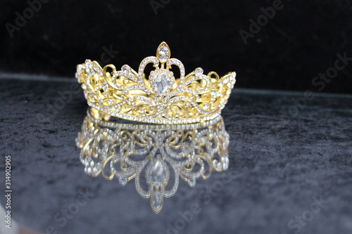 Krone mit Spiegelung schwarz