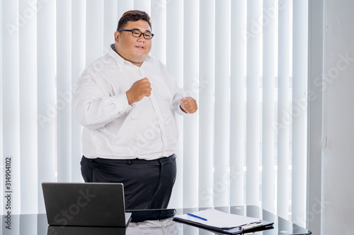 Cuadro en lienzo Fat businessman cheering and dancing for his work