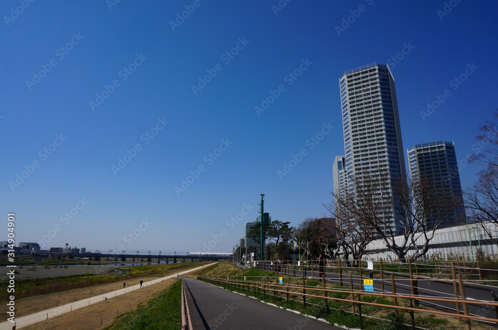 青空と河川敷　東京の風景