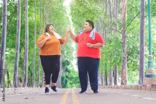 Quadro su tela Fat couple clapping their hands each other at park