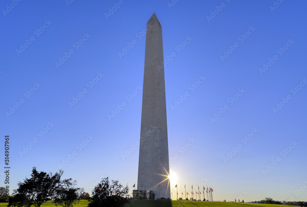Obraz premium The Washington Monument on the National Mall in Washington, DC.