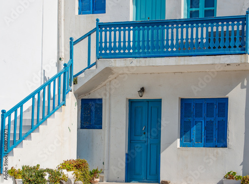 Front Seiten von kleinen Häusern und deren kleinen Gassen auf der Vulkaninsel Nisyros am Ägäischen Meer Griechenland photo