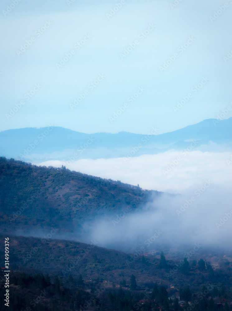 Fototapeta premium Carpet of fog across the Rogue Valley, Southern Oregon