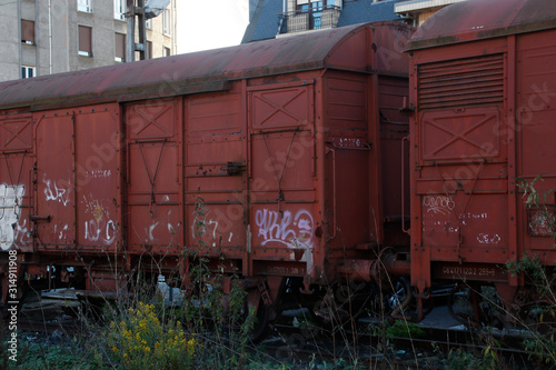Cargo wagon in a dead railway © Laiotz