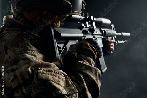 Φωτογραφία Old soldier in uniform pointing with sniper rifle.