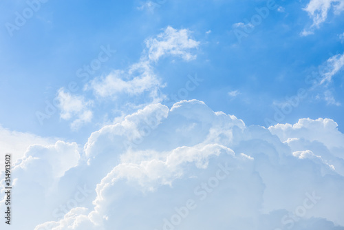 Fototapeta Naklejka Na Ścianę i Meble -  Blue sky and white fluffy clouds