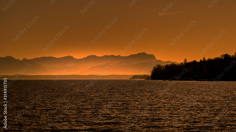 Blick über den Starnberger See bei Sonnenuntergang
