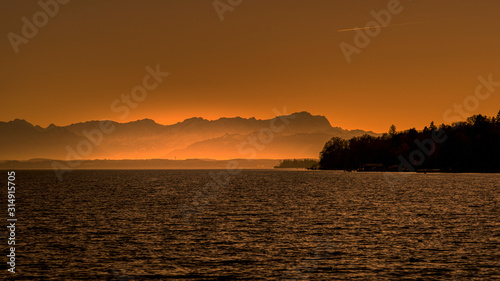 Blick über den Starnberger See bei Sonnenuntergang