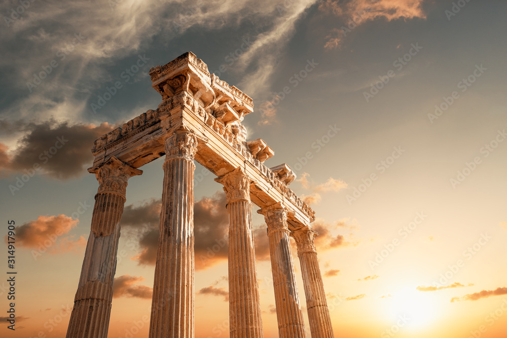 Naklejka premium O dziwo starożytne ruiny świątyni Apollona. Świątynia Apollona w antycznym mieście Side, Antalya, Turcja.