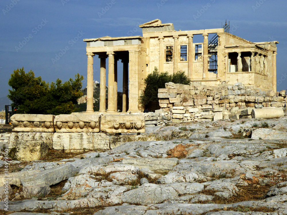 Das Erechtheion der Akropolis von Südwesten aus gesehen am späten Nachmittag bei Sonne im Sommer