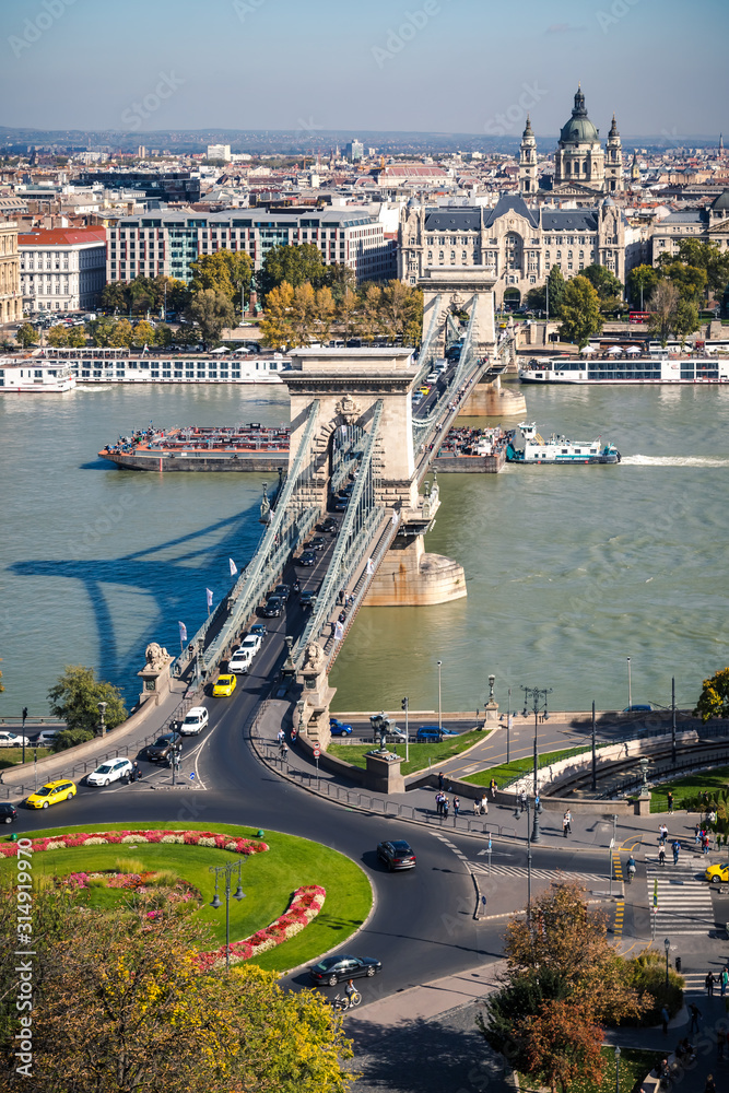 Obraz premium Budapest Chain Bridge and St. Stephans Basilika