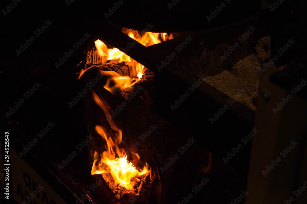 Obraz premium Firewood burns in a fire