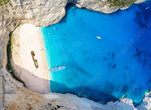 Luftaufnahme des beliebten Schiffswrack Strandes auf der ionischen Insel Zakynthos mit blauem Meer und feinem Sand, Griechenland