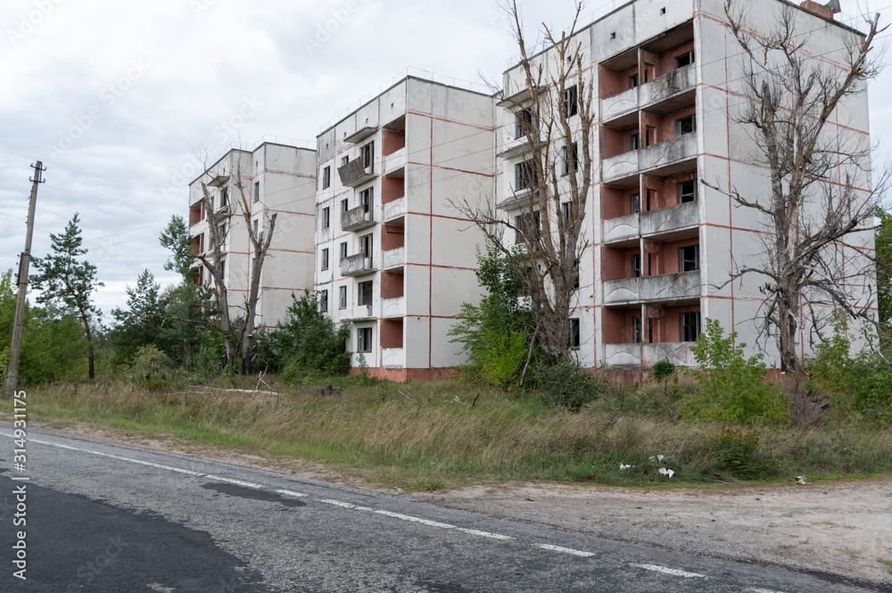 Obraz premium The multi-storey building from which people were evacuated. Evicted house.