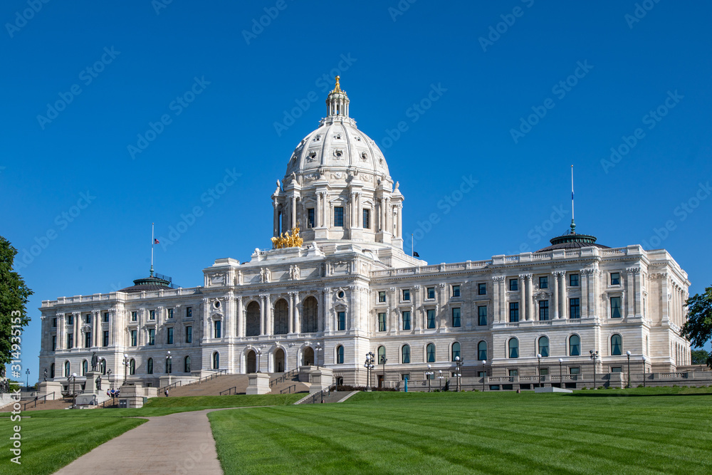 Obraz premium St. Paul Minnesota Capitol Building on a Cloudless Clear Blue Sky Summer Day