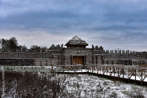 Stampa su tela Old medieval wooden fortress in winter