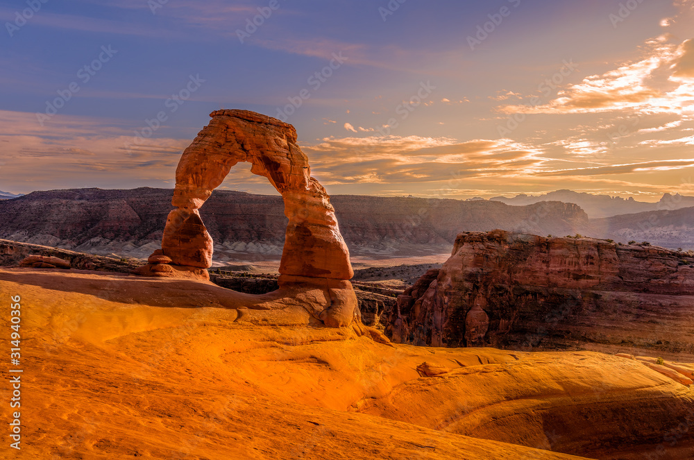 Fototapeta premium Delicate Arch at Sunset, Arches National Park, Moab, Utah
