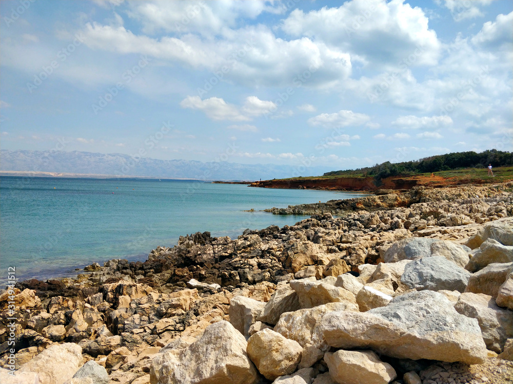 Strand auf der Halbinsel Vir in Kroatien bei Zadar mit Steinen am Meer 