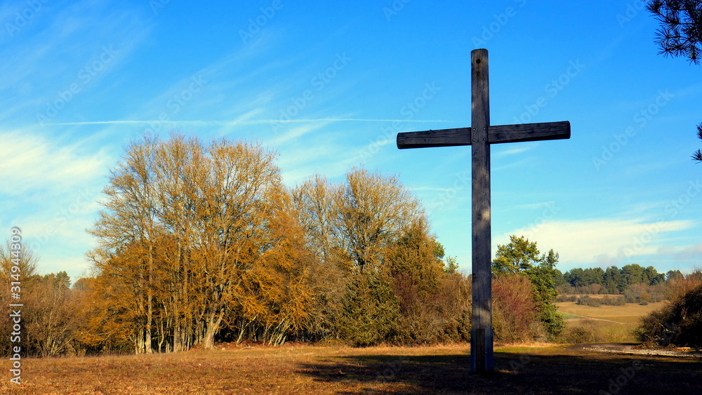 Bergkuppe bei Gültlingen im Schwarzwald an sonnigem Frühlingstag mit großem Holzkreuz Bergkuppe bei Gültlingen im Schwarzwald an sonnigem Frühlingstag mit großem Holzkreuz