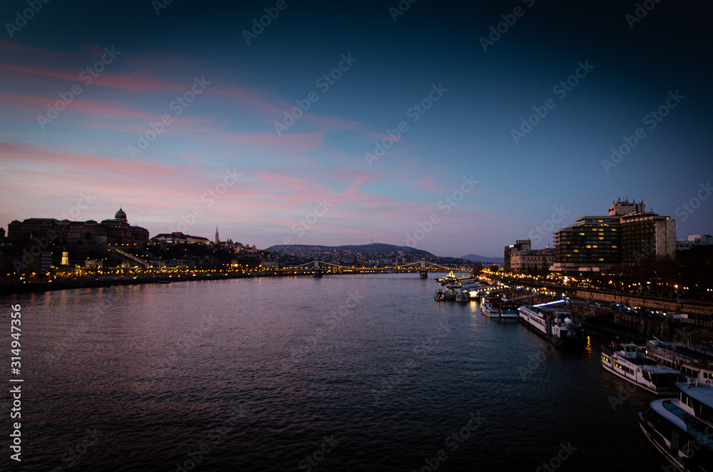 Obraz premium sunset panorama of danube budapest hills