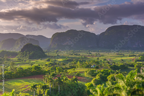 Canvas Print The beautiful mountain landscape in Viñales, Cuba during sunset