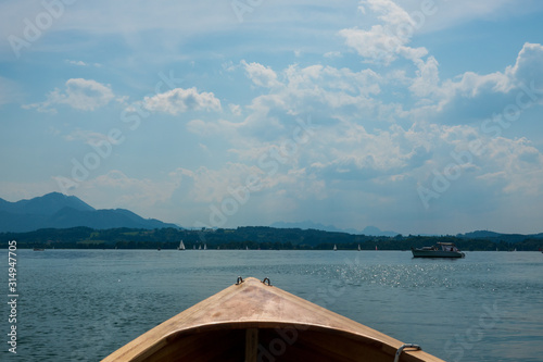 Holzboot auf dem Chiemsee im Sommer © naturenow