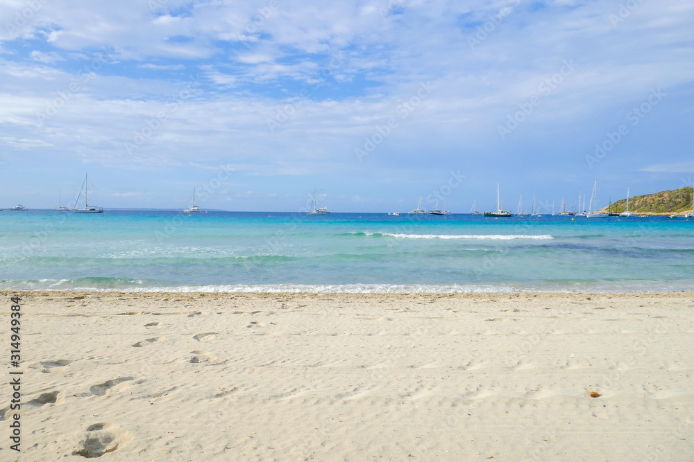 Strand auf Ibiza an einem sonnigen Sommertag