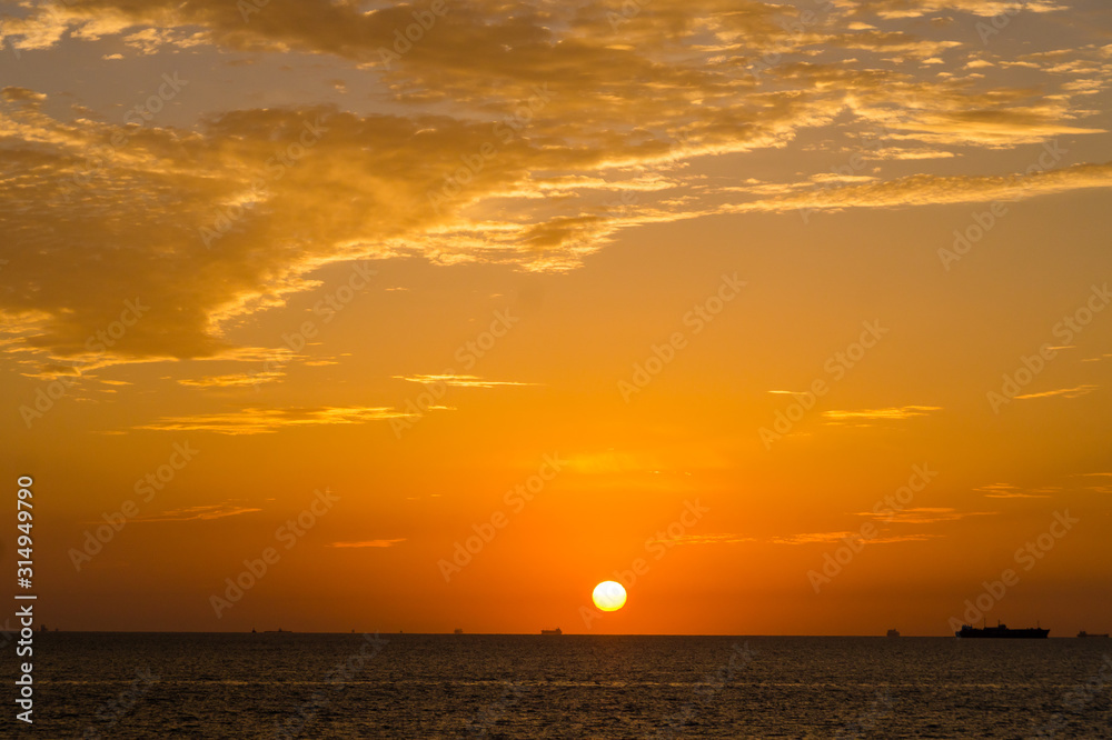 朝焼けの空と海と日の出の太陽DSC5973