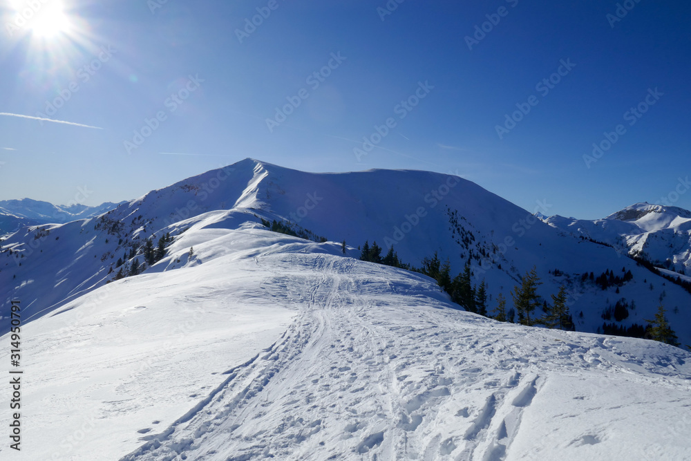 Österreichische Berglandschaft im Lungau im Winter