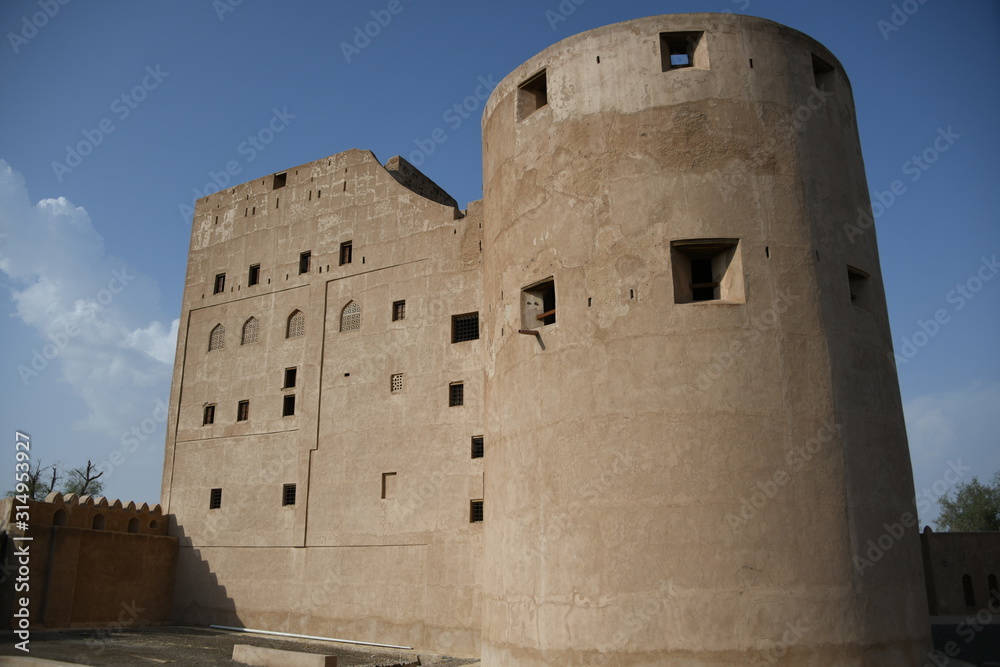 Festung Fort Castle Turm Befestigung Schloss Jabrin Jabreen Wehrmauer Schießscharte Oman Bogen Bögen Gebäude Sehenswürdigkeit Wand Bauwerk maurisch maurischer maurische Palast Architektur Top10