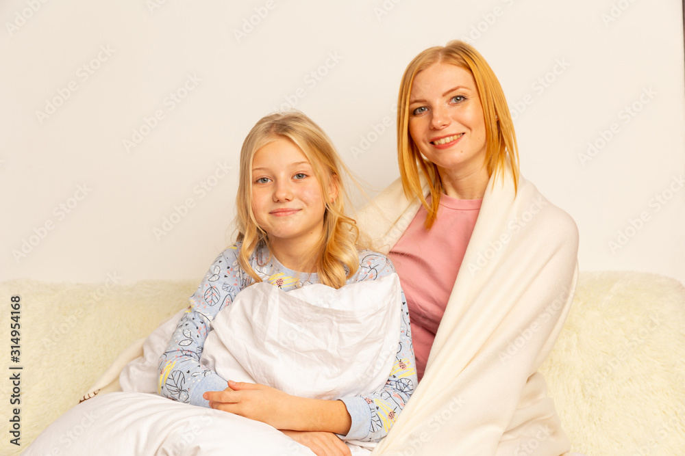 Obraz premium pajama party and friendship. pajama party of two happy small kids in bedroom. friendship of small kids girls with happy faces