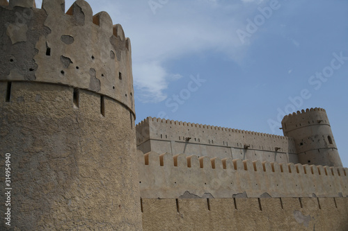 Das historische Fort Nizwa steht beim berühmten Bewässerungskanal der seit 2000 Jahren existiert. Die Befestigungsanlage befindet sich im Bezirk von Nizwa, Oman auf der arabischen Halbinsel.