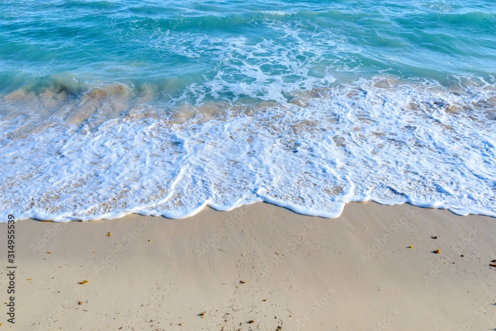 Obraz premium Wave on a sandy beach in summer