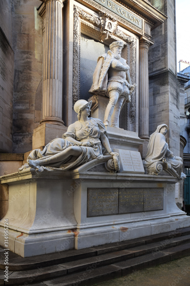 Obraz premium Statue de Gaspard de Coligny au temple protestant de l'oratoire du Louvre à Paris