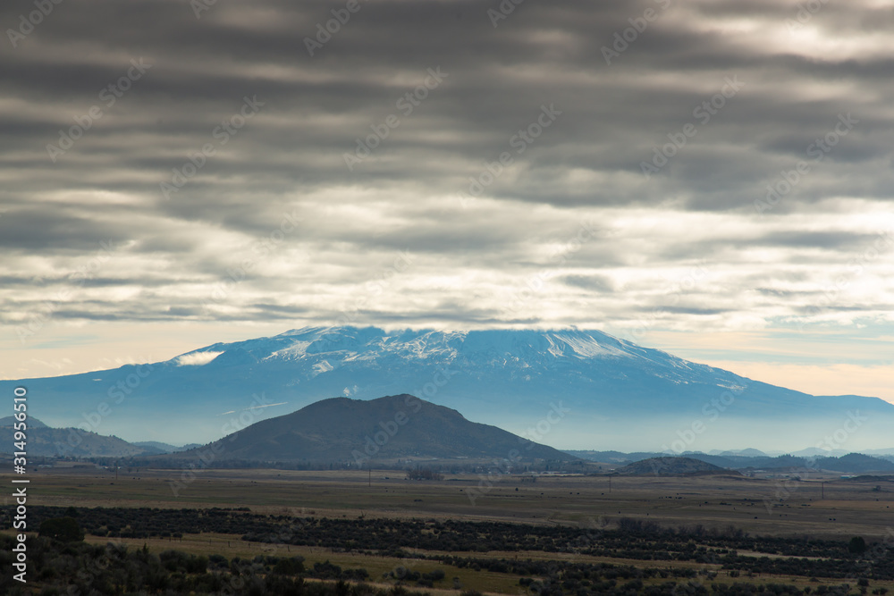Obraz premium Dark clouds over Mount Shasta, California
