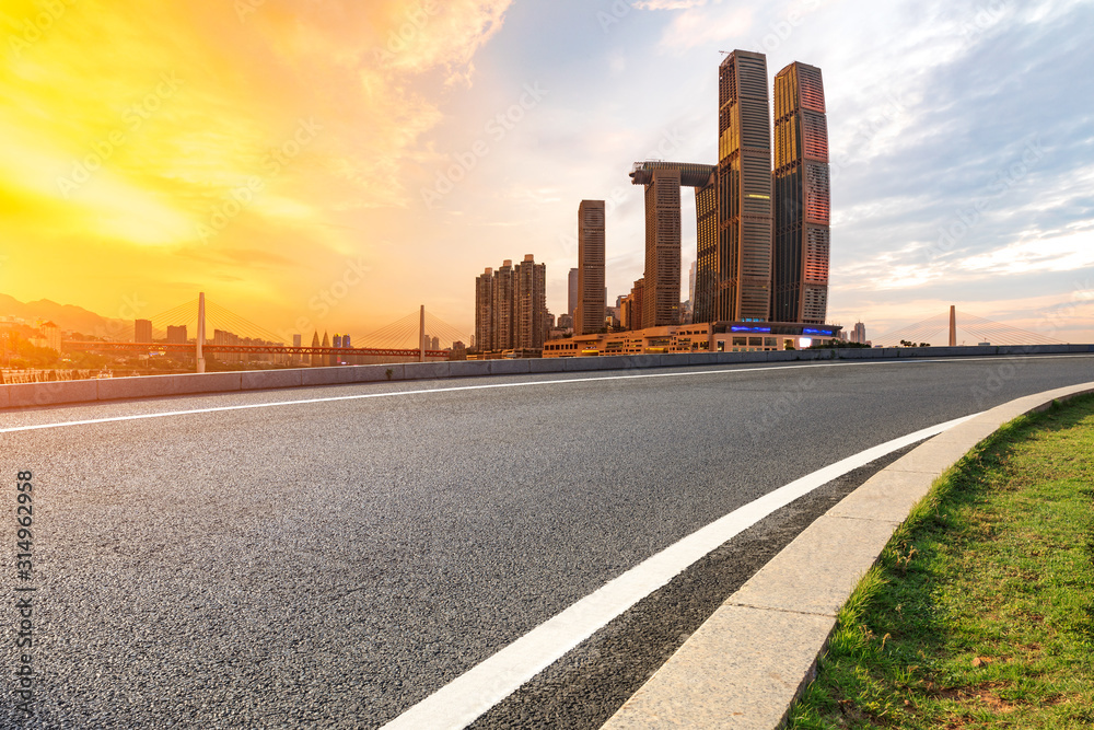 Obraz premium Empty asphalt road and city skyline with buildings in Chongqing at sunset,China.
