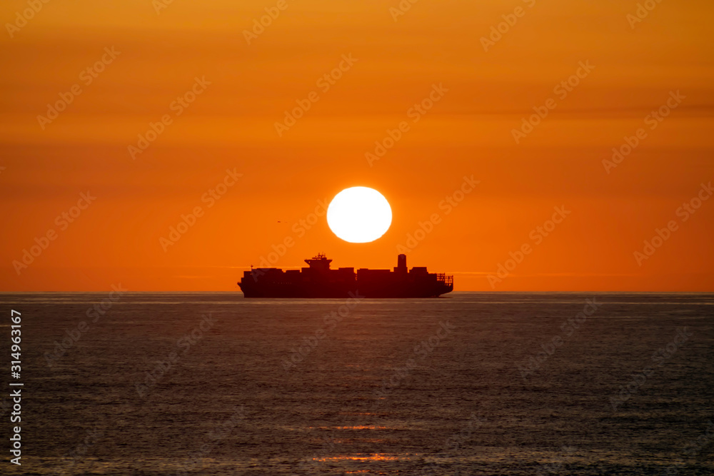 Obraz premium sunset and sea with boat crossing