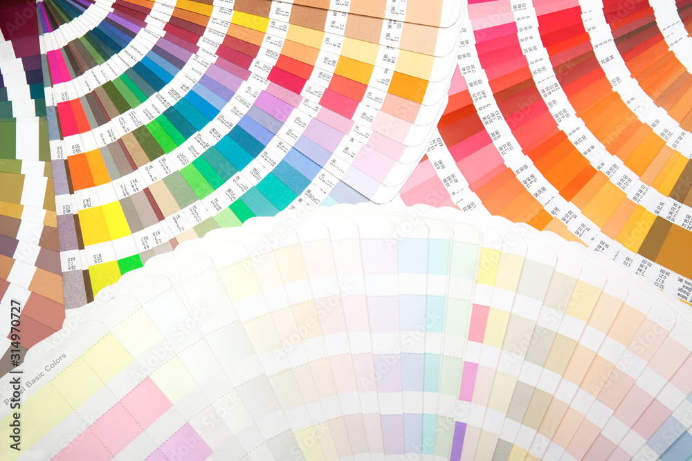 Fototapeta premium 扇状に広げた沢山のカラーチャート。彩り、カラフル、デザイン、コーディネイト、イメージ