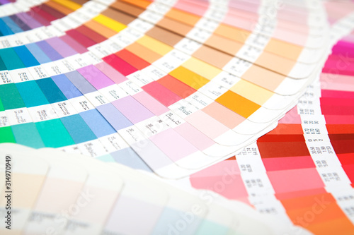 扇状に広げた沢山のカラーチャート。彩り、カラフル、デザイン、コーディネイト、イメージ