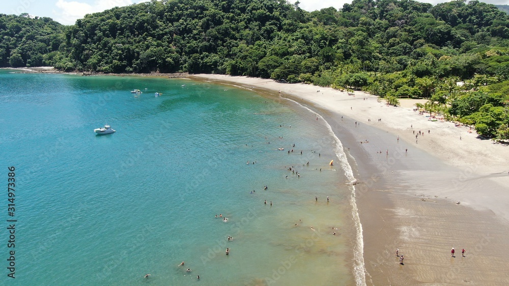 Vista aerea de la playa Mantas en Punta Leona, Costa Rica